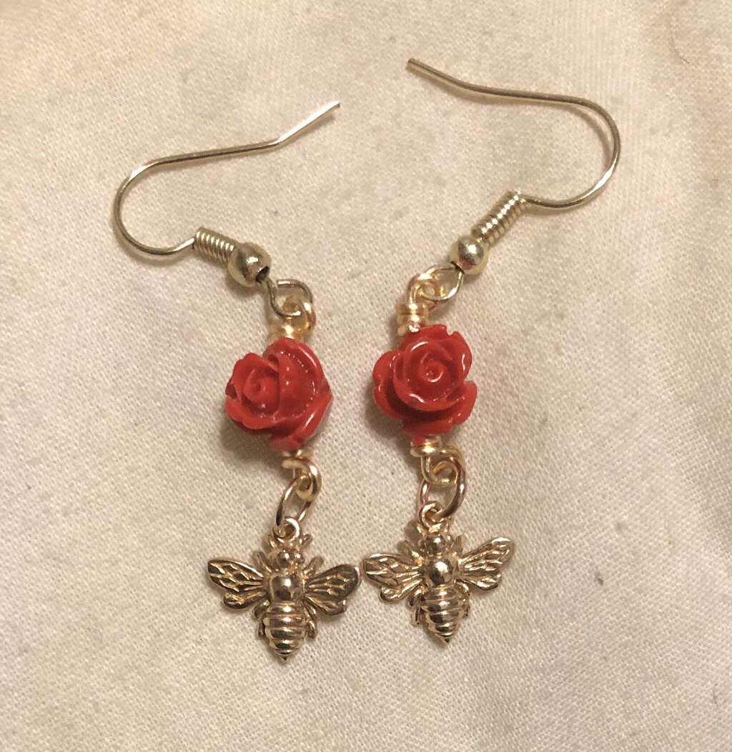 [Comm] Red Rose Bead Bronze Bee Earrings 