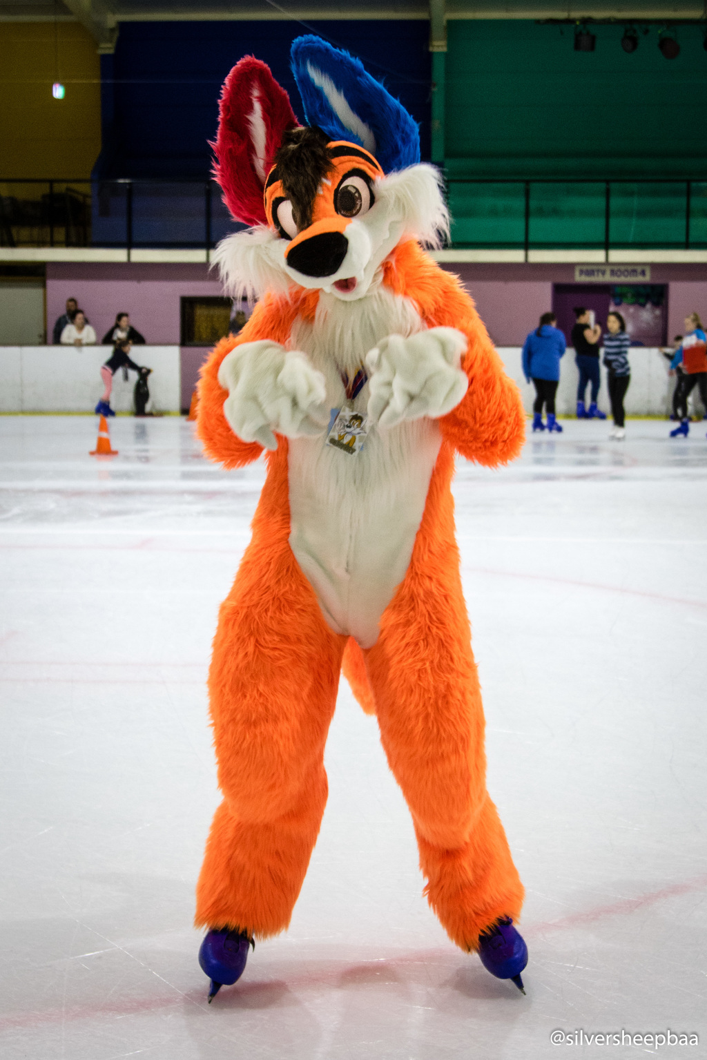 Furries on Ice 2017: Beggy Paws